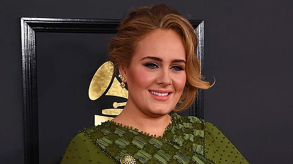 Adele, hastalığı hakkında "Kulak enfeksiyonum var ve bu çok korkunç. Daha önce hiç böyle bir hastalık yaşamadım. Bu şimdiye kadar başıma gelen en acı verici şeydi. Doğumdan daha kötüydü" açıklamalarında bulundu.