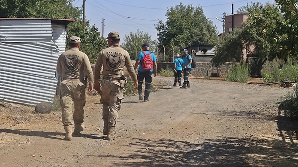 Dava dosyasına giren belgede JASAT görevlisi olayı şöyle anlattı: "Bir muhtar Diyarbakır merkezde bir hoca olduğunu, kayıp şahısları okuyarak bulduğunu söyledi. Komutanlarıma haber vererek adrese gittik. Hoca okuyunca Narin’in ağabeyi M.G. sayıklamaya, bir yerleri tarif etmeye başladı. Sıra Narin’in annesine geldiğinde komutan beni çağırınca adresten ayrıldım."