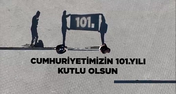 Atatürk'ün silüeti önünde 101'inci yıl pankartıyla gösteri yapan öğrencilerin görüntüleri, Milli Eğitim Bakanı Yusuf Tekin tarafından paylaşıldı.