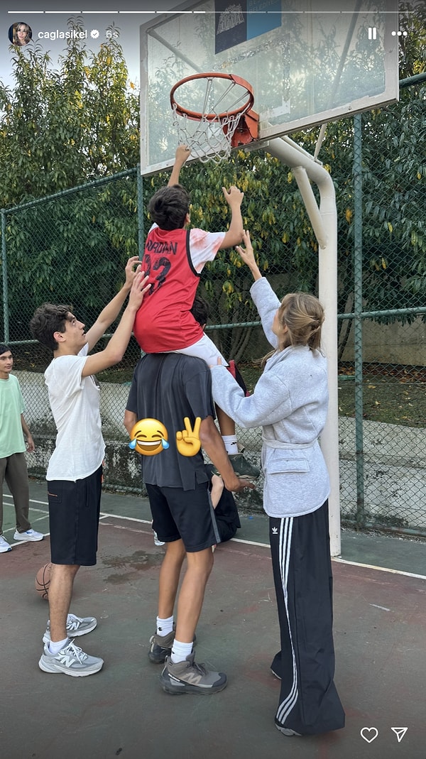 Çağla Şıkel oğulları ve onların arkadaşlarıyla basketbol oynadı.