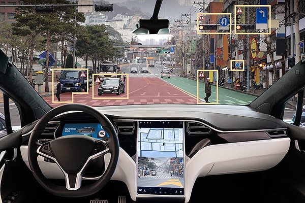 LiDAR ise çok daha yüksek çözünürlük sunarak karşıdan gelen bir yayanın gömleğindeki düğmeyi bile algılayabilir. Bu lazer süper kısa ışık darbeleri yayarak, objelerin detaylı profillerini oluşturur.