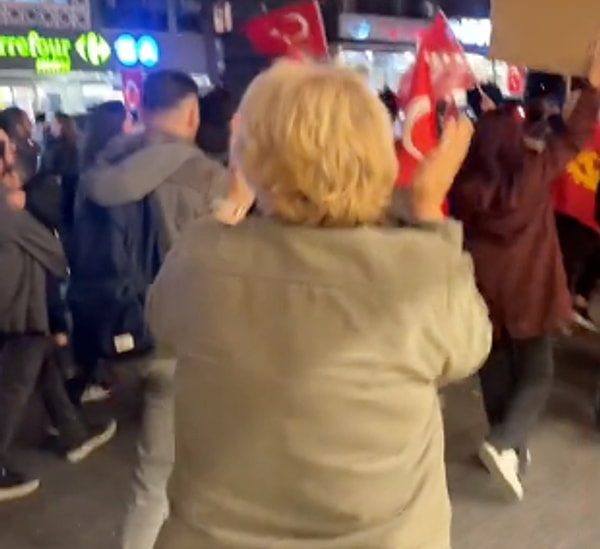 “Cumhuriyet kadınını zapt edemezsiniz” başlığıyla paylaşılan videoda, kadının bu kararlılığı ve coşkusu izleyenlerin gözlerini doldurdu.