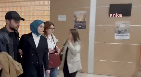 Hakkında 2 yıldan 15 yıla kadar hapis cezası istenen Kınık'ın tutuksuz yargılanmasına tepki gösteren ölen gencin yakınları, Kınık'ın üzerine yürüdü.