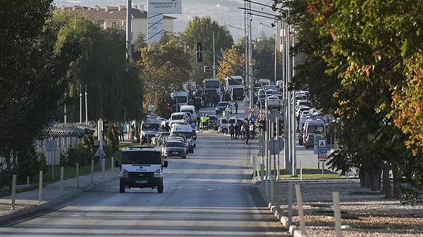 Hürriyet’te yer alan habere göre, yasadışı yollardan ülkeye giren 2 teröristin sevgili rolü yaptığının tespit edildiği yer aldı.