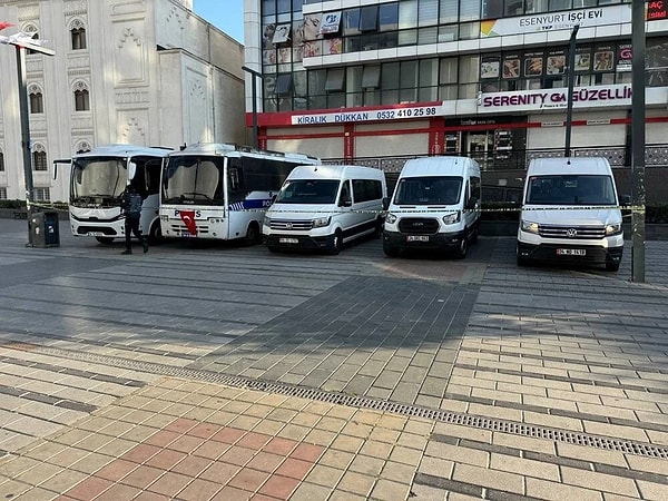 “Esenyurt Belediye Başkanı olduktan sonra halkın yarısından fazlasının oyunu alarak göreve geldim. Ancak siyasi bir yönelim yapılıyor; halk iradesi gasp ediliyor. Bu durum hem belediye hem de siyasi açıdan sonuçlar doğuracaktır” diyen Özer sözlerine şöyle devam etti: “Çağrılsam koşarak gelirdim. Daha savcılıktayken kayyım atandı diye haberler yayıldı. Her gün birçok insan beni arar, bazılarına cevap veremem. Herkesin kim olduğunu bilmem mümkün değil, bana selam verenlerin ya da fotoğraf çektirmek isteyenlerin GBT’sini sorgulayamam. Bana karşı iddia edilenlerin hepsi uydurma, siyasi atraksiyonlardır.”