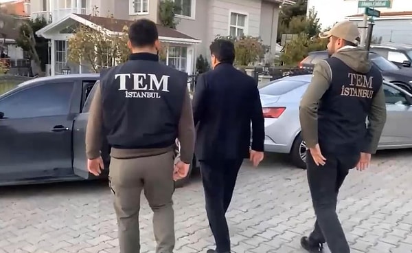 Dün "PKK/KCK silahlı terör örgütü üyesi olmak" suçlamasıyla düze operasyonda gözaltına alınan Özer'in evinde, aracında ve belediye binasında da arama yapılmıştı.