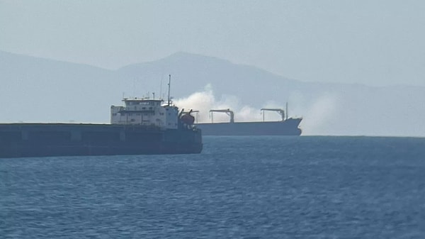 Marmara Denizi Sedef Adası açıklarında FG Sevil isimli yük geminin makine dairesinde yangın çıktı. Yalova’dan Bulgaristan’a giden gemide seyir halindeyken başlayan yangın nedeniyle can kaybı da yaşandı.