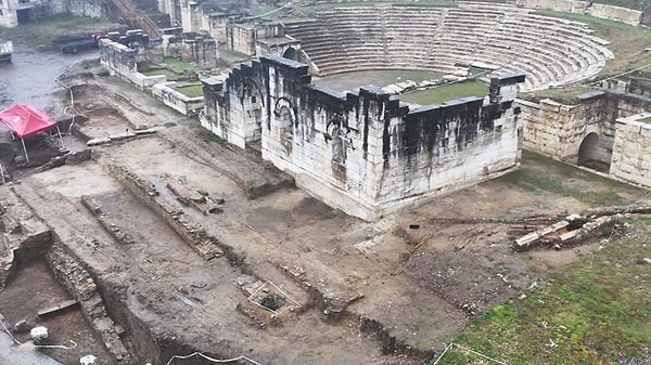 Düzce'deki Konuralp Antik Kenti'nde yer alan antik tiyatroda yapılan kazılarda önemli gelişmeler yaşandı.