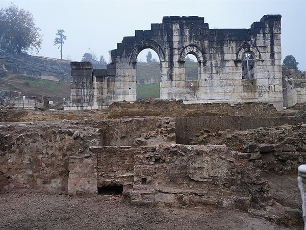 Konuralp Müze Müdürü İhsan Aslan, halk arasında "Kilise suyu" olarak bilinen temiz suyun, tiyatronun yamacındaki kaynak suyuyla bağlantılı olduğunu ve bu suyun yakınındaki çeşmeye aktarıldığını ifade etti.