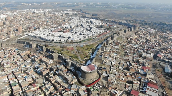 Diyarbakır'ın tarihi Sur İlçesi'nde görenleri şaşırtan bir 'satılık' ilanı açıldı.