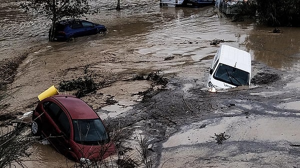 Nemli rüzgarlar, yükseklerdeki karasal rüzgarlarla karşılaştığında çok hızlı yükselmeye başlıyor.