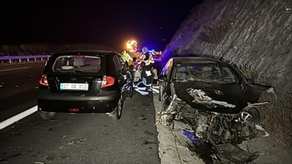 İstanbul'dan İzmir istikametine seyreden Erkan Görkem G, yönetimindeki tırdan yola, Savaştepe ilçesi Akpınar Mahallesi Taşlıkıran mevkisi yakınlarında 3 tomruk düşmüş, arkadan gelen 1 hafif ticari araç ile 4 otomobil, tomruklara çarpmıştı.