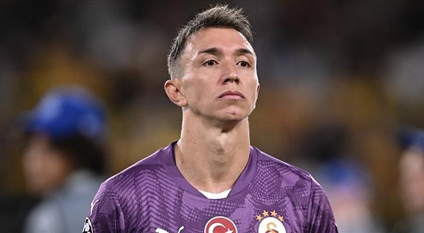 Galatasaray'da bir efsane haline gelen 38 yaşındaki Muslera, futbolu bırakma kararını Teknik Direktör Okan Buruk ve Galatasaray yönetimine bildirdi.