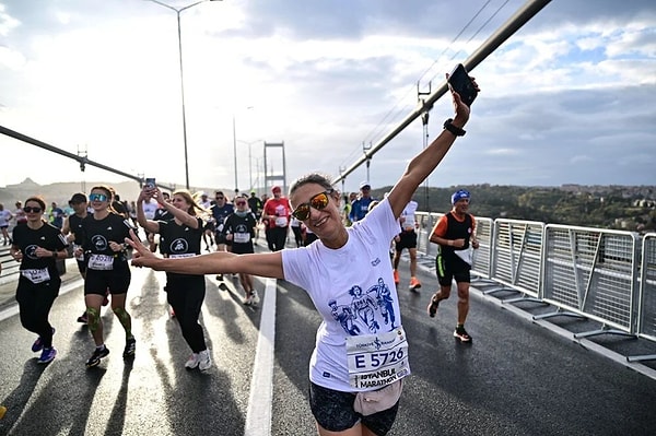 Etiyopyalı sporcuyu 2.11.55'lik derecesiyle Kenyalı Matthew Samperu takip etti. Maratonun favorileri arasında gösterilen Kenyalı Kenneth Kiprop Kipkemoi ise 2.12.07'lik derecesiyle üçüncü oldu.