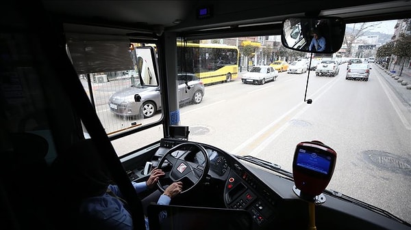 İletişim Kurma: Şoförlerin yolcu kapısından inip binmesinin yolcularla daha iyi bir iletişim kurma amacını taşıdığı düşünülüyor. Bu sayede şoförler yolcuların ihtiyaçlarını daha iyi anlayabiliyor.