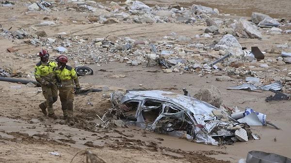 İspanya’da 29 Ekim’de özellikle doğudaki Valensiya bölgesinde büyük hasara yol açan sel felaketinde hayatını kaybedenlerin sayısı 211’e yükselirken, çok sayıda kişinin hala kayıp olduğu bildiriliyor.