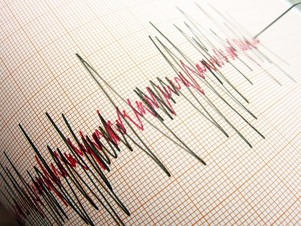 Ege Denizi'nde korkutan bir deprem meydana geldi. İzmir ve çevre illerden hissedilen depremin şiddetti 5.3 olarak ölçüldü.