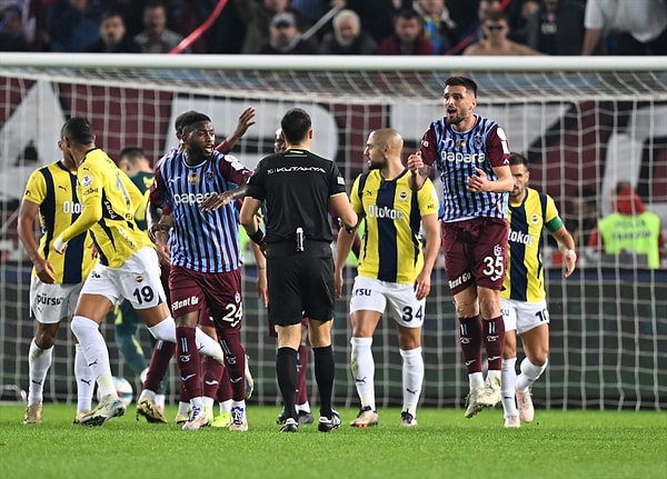 Mourinho, "Bize olan pozisyonlarda çayını içiyordu sanırım, görmedi. Benim değil siz Türkler'in bunu konuşması gerekiyor. Sistem beni cezalandıracak. Siz Türkler konuşmalı bu yaşanaları. Biz temiziz"  dedi.