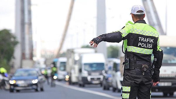 1 Ocak 2025’ten itibaren kırmızı ışıkta geçmenin cezası 1506 liradan, 2167 liraya çıkacak. Aynı şekilde hız sınırını yüzde 10 aşmanın cezası da 2167 lira olacak. Alkollü araç kullanımının cezası 6 bin 439 liradan 9 bin 267 liraya yükselecek. Seyir esnasında cep telefonuyla konuşmanın cezası da 1516 liradan 2167 liraya çıkacak.