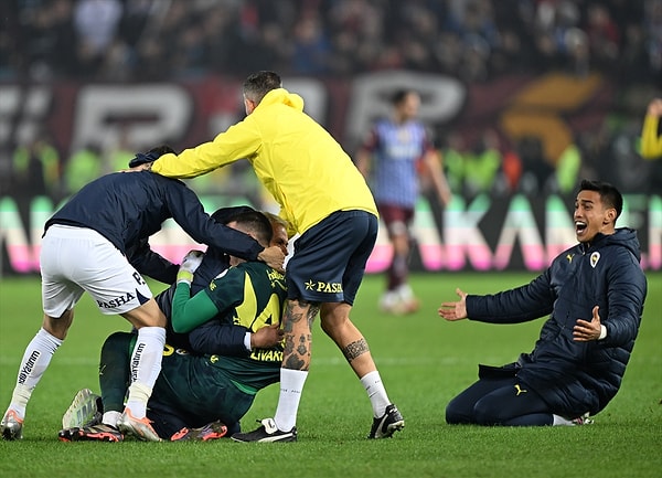 Fenerbahçe'nin son dakika golüyle kazandığı galibiyetin ardından taraftar sayfası 12 Numara, "Taraftarlarımızdan Ricamızdır" diyerek gol sevinçlerini paylaşmasını istedi. O paylaşımın ardından ilginç sevinçler ortaya çıktı.