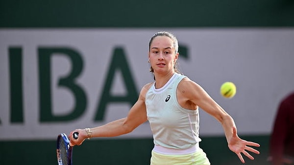 Zeynep Sönmez, yarı finalde Alina Korneeva'yı da yenerek adını finale yazdırdı. Yağmur nedeniyle ertelenen programda yarı final ve final maçlarını aynı gün oynayarak zafere ulaştı.