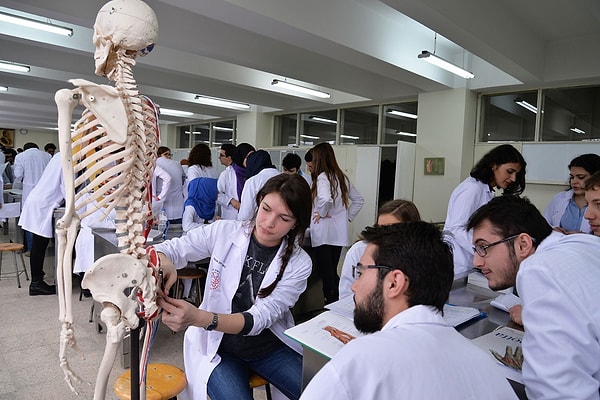 Türkiye’de beden bağışı az. Bu nedenle ülkedeki tıp fakülteleri kadavra sorunu yaşıyor. Hatta bazı öğrenciler neredeyse kadavra görmeden, kadavraya dokunmadan mezun oluyor.