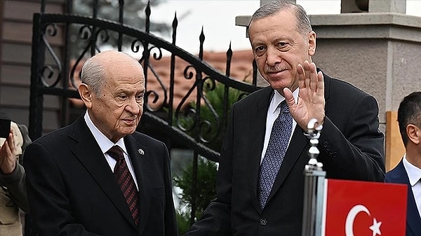 MHP Genel Başkanı Devlet Bahçeli, bugün Meclis’te yaptığı konuşmasında terör örgütü PKK lideri Abdullah Öcalan’a yaptığı çağrının arkasında olduğunu söyledi. Eski AK Parti milletvekili Şamil Tayyar, MHP ile AK Parti arasında fikir ayrılığı olduğunu iddia etti. Tayyar’ın iddiasına göre, MHP, atanan kayyumlara destek vermezken, AK Parti de Öcalan’ın Meclis’e gelmesine sıcak bakmıyor.