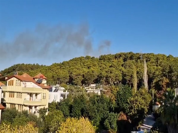 Hava aracının düşmesi nedeniyle ormanlık alanda çıkan küçük çaplı yangın ekiplerce söndürüldü. Bölgede incelemelerini sürdüren ekipler, düşen hava aracının içinde ve çevresinde insan olmadığını belirledi.