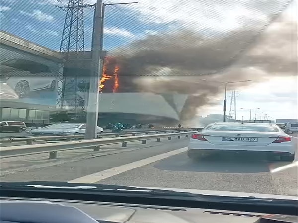 Yangın nedeniyle okuldan öğrenciler tahliye edilirken alevler okulun iç kısımlarına da sirayet etti.