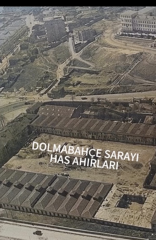 1930’lu yıllarda sarayın atlarına hizmet eden bu ahırların içindeki eşyalar hilafetin kaldırılmasından sonra hızla satıldı ve ahırlardaki atlar, Karacabey Damızlık Çiftliği’ne gönderildi.