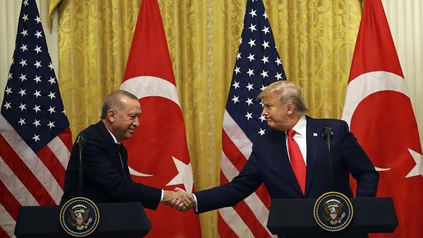 Trump zamanında ABD ile yaşanan en büyük krizlerden biri de İzmir’de yaşayan Amerikalı din adamı Andrew Craig Brunson’ın tutuklanması olmuştu. Cumhurbaşkanı Erdoğan, Trump’ın çağrılarına ABD'de yaşayan Fethullah Gülen’i kastederek, “Sizde de bir tane papaz var. Ver papazı, al papazı” yanıtını verdi. Brunson’un serbest bırakılmaması üzerine ABD, dönemin İçişleri Bakanı Süleyman Soylu ve Adalet Bakanı Abdülhamit Gül’e yaptırım uyguladı. Trump ayrıca Türkiye’den ithal edilen alüminyum ve çelikte gümrük vergisini artıran bir karara imza attı. Bu gelişmeler, Türk lirasının ciddi şekilde değer kaybetmesine neden olan bir ekonomik krizi tetikledi.