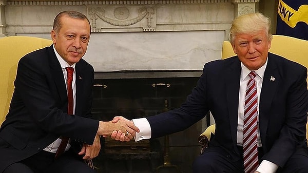 Donald Trump, bir dönemlik ara sonrasında yeniden ABD Başkanlığına seçilerek Beyaz Saray’a çıkmaya hak kazandı. Trump’ın, 2017 ile 2021 arasında süren ilk başkanlık döneminde Türkiye ile çalkantılı bir ilişkisi olmuştu. Özellikle Trump’ın Cumhurbaşkanı Recep Tayyip Erdoğan’a yazdığı mektup çok konuşulmuştu. Ayrıca Suriye’de bulunan SDG’ye verilen silahlı destek ve Rahip Brunson olayı da çok konuşulmuştu. İşte Trump’ın ilk döneminde Türkiye ile yaşanan ilişkiler…