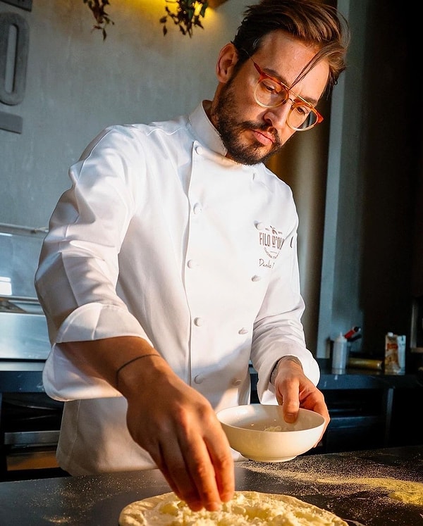 "Fettuccine Alfredo'nun içinde tavuk ve mantar varsa oradan kalkın gidin, orijinalinde yok." diyen Danilo Şef, goygoycuların diline düştü.