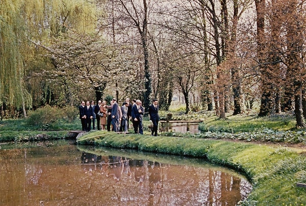 Ecevit 1974 yılında Fransa'ya gittiğinde dizide gördüğümüz Monet'nin Bahçesi'ni ziyaret etmişti. Ancak bahçe harap bir haldeydi. Bu ziyaretten sonra Fransız yetkililer bahçeyi tekrar düzenlemiş ve yılda 1 milyondan fazla turist çekmiş.