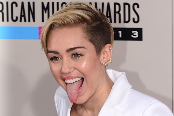 6. Filmde Mavis'i seslendirmek için önce Miley Cyrus seçilmişti ama o zamanki erkek arkadaşı Liam Hemsworth'a doğum günü için penis şeklinde bir pasta aldıktan ve onu yalarken fotoğraflandıktan sonra kovuldu. Stüdyo yetkilileri onun bu aile filminde olmasını istemedi.