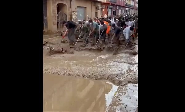 Yolları kendi çabalarıyla temizlemeye çalışan insanların o anları sosyal medyada gündem oldu.