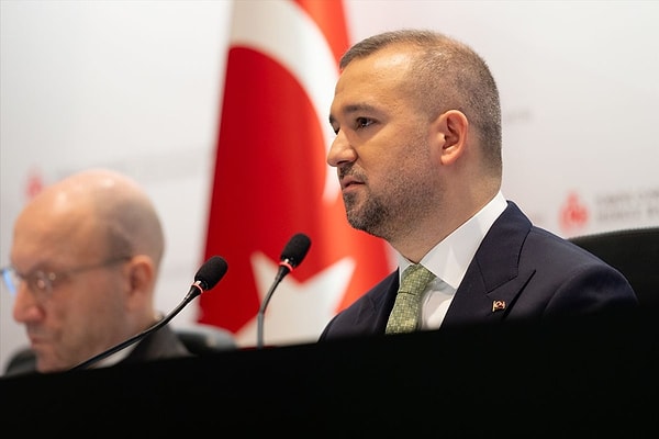 Türkiye Cumhuriyet Merkez Bankası Başkanı Fatih Karahan’ın gerçekleştirdiği Enflasyon Raporu sunumu ve ABD Merkez Bankası’nın faiz kararı, piyasalardaki en önemli gelişmeler arasında yer aldı.