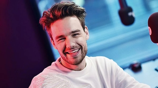 One Direction grubunun eski üyelerinden Liam Payne'i mutlaka tanıyorsunuzdur. Ünlü isim müzik sektörünün popüler isimlerinden biriydi. Geçtiğimiz haftalarda Payne'in ölüm haberi sevenlerini yasa boğmuştu. Payne, 31 yaşında, kaldığı otel odasının balkonundan düşerek hayatını kaybetmişti. ODA TV'nin haberine göre Payne'in ölümüyle ilgili sürdürülen çalışmalarda 3 kişi gözaltına alındı.