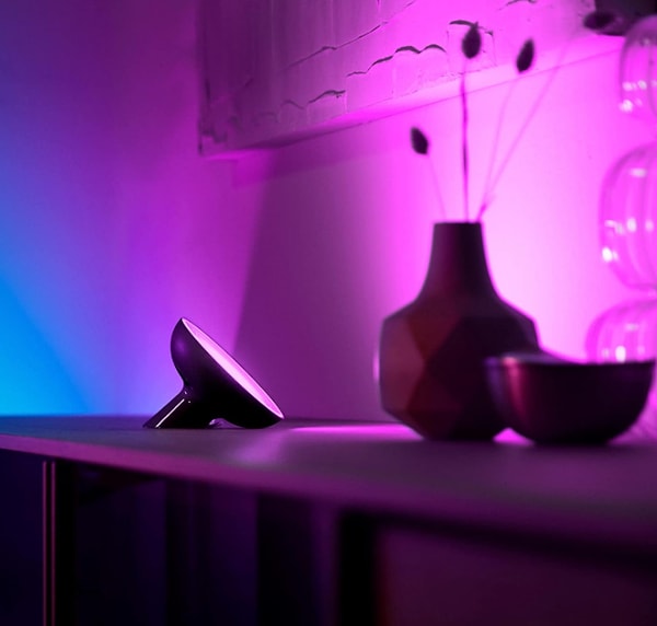 6. Philips Hue Bloom V4 Siyah Akıllı Led Masa Lambası, Bluetooth Özellikli