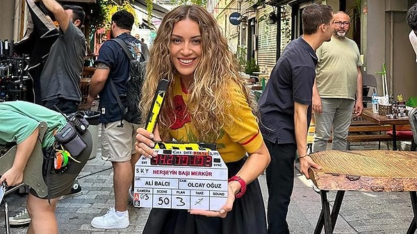 Sinem Kobal ve Alp Navruz'un başrollerde oynadığı 'Her Şeyin Başı Merkür' adlı filmi 13 Aralık'ta vizyona giriyor.