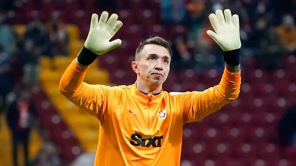 Muslera, "Türk futboluna yapılan hakaretler, bazı hakemlerin bana şahsi olarak saldırıyor olması beni üzen şeyler" dedi.