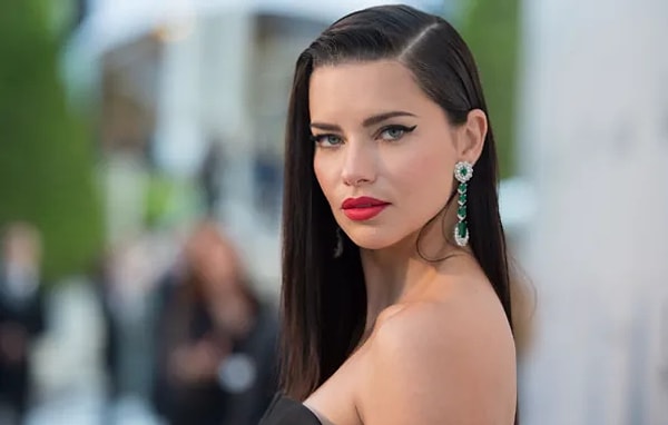 Dünyaca ünlü model Adriana Lima son dönemlerde yaşadığı değişimle gündemde kendisine yer buluyordu. 6 yılın ardından Victoria's Secret defilesiyle podyuma geri dönen model bu kez bambaşka bir haberle çıkageldi. Bombayı patlatan Lima, birkaç yıldır aşk yaşadığı sevgilisi Andre Lemmers ile evlendi.  Adriana Lima'nın kallavi tektaşıysa adeta düşman çatlattı...