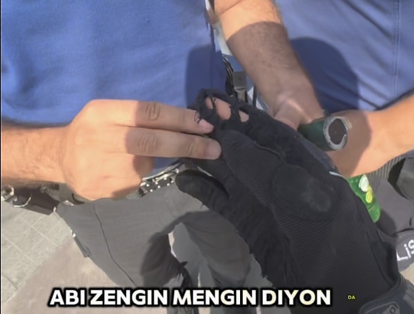 Bu sırada motorcunun eldivenlerinin yırtık olduğunu fark eden polisler, polis aracı içerisinden çıkardıkları eldivenleri motorcuya verdi. Aldığı hediye karşısında çok mutlu olan motorcu, polislere sarıldı.