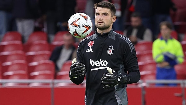 Rıdvan Yılmaz'ın "kankası", şampiyonluk yolunda en büyük yoldaşı olan Ersin Destanoğlu şampiyonluk apoletiyle Beşiktaş'ta forma giymeye devam ediyor. Lyon maçı bile onun ve altyapısının kalitesini göstermeye yetiyor.