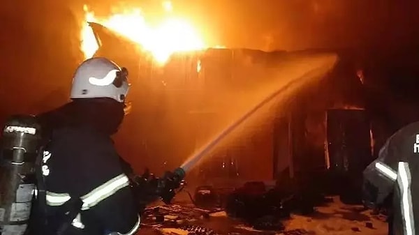 Yangını gören çevredekiler hemmen itfaiye, polis ve sağlık ekiplerini çağırdı. Olay yerine gelen itfaiye ekipleri, yaptıkları müdahale ile yangını söndürdü.