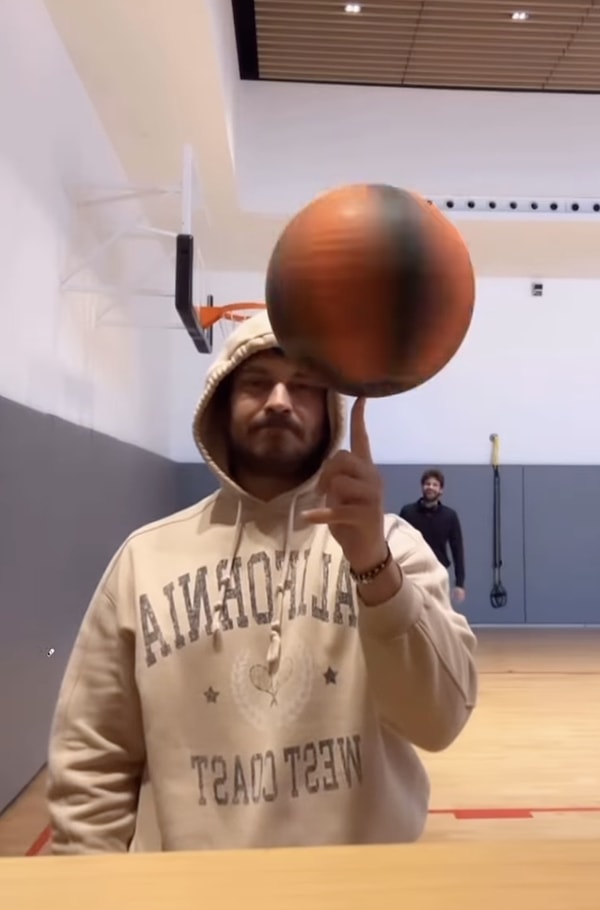 Basketbol topunu eline alan ve hünerlerini sergileyen Çağatay Ulusoy yine hayranlarından tam puanı kaptı!