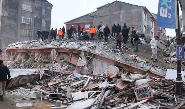 Yaşadığımız ülkede, güzel Türkiye'mizde yaşananlar da pek kolay şeyler değildi elbette. Yangınlar, depremler, kadın cinayetleri, ekonomi derken çoğu zaman pek de mutlu hissedeceğimiz haberlere uyanamıyoruz ne yazık ki.