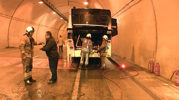 Yangın nedeniyle yol çift yönlü olarak trafiğe kapatılırken, dumanın biriktiği tünel içerisinde göz gözü görmedi. Olay yerine gelen itfaiye ekipleri yangını kontrol altına alarak aracı söndürdü.