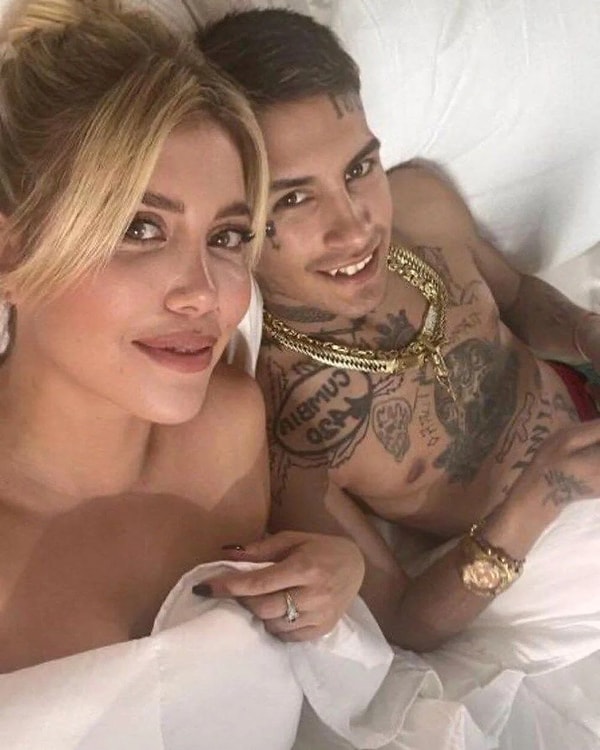 Icardi'nin sakatlığı sonrası Wanda Nara ayrıca rapçi L-Gante ile yatak pozu paylaşmış ve Galatasaray taraftarının tepkisini çekmişti.