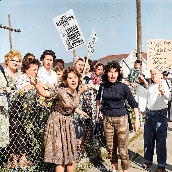 1. Sadece beyazların gidebildiği bir okula kayıt olan ilk siyah çocuğa tepki gösteren veliler, 1960'lı yıllar.